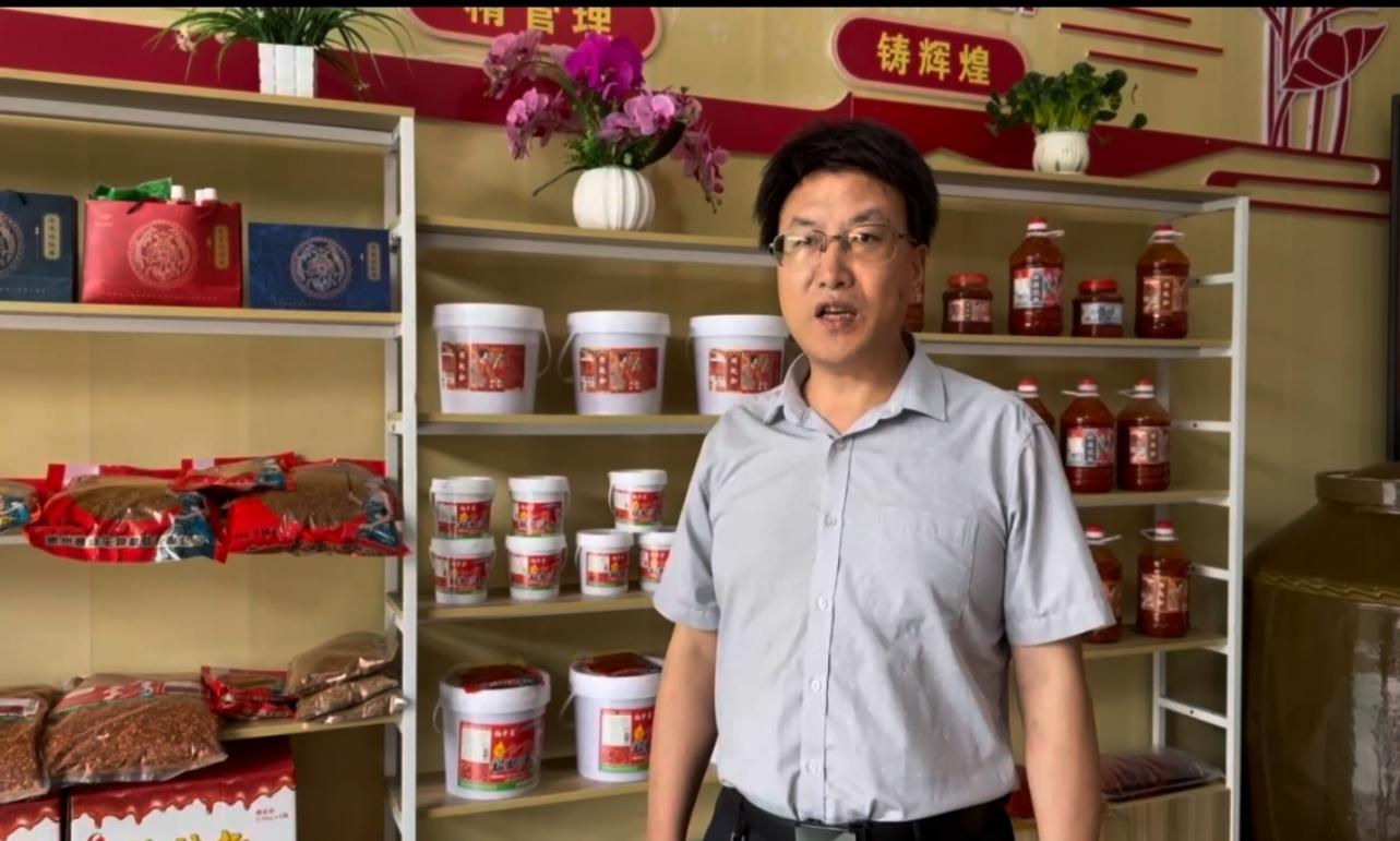 双方合作交谈。